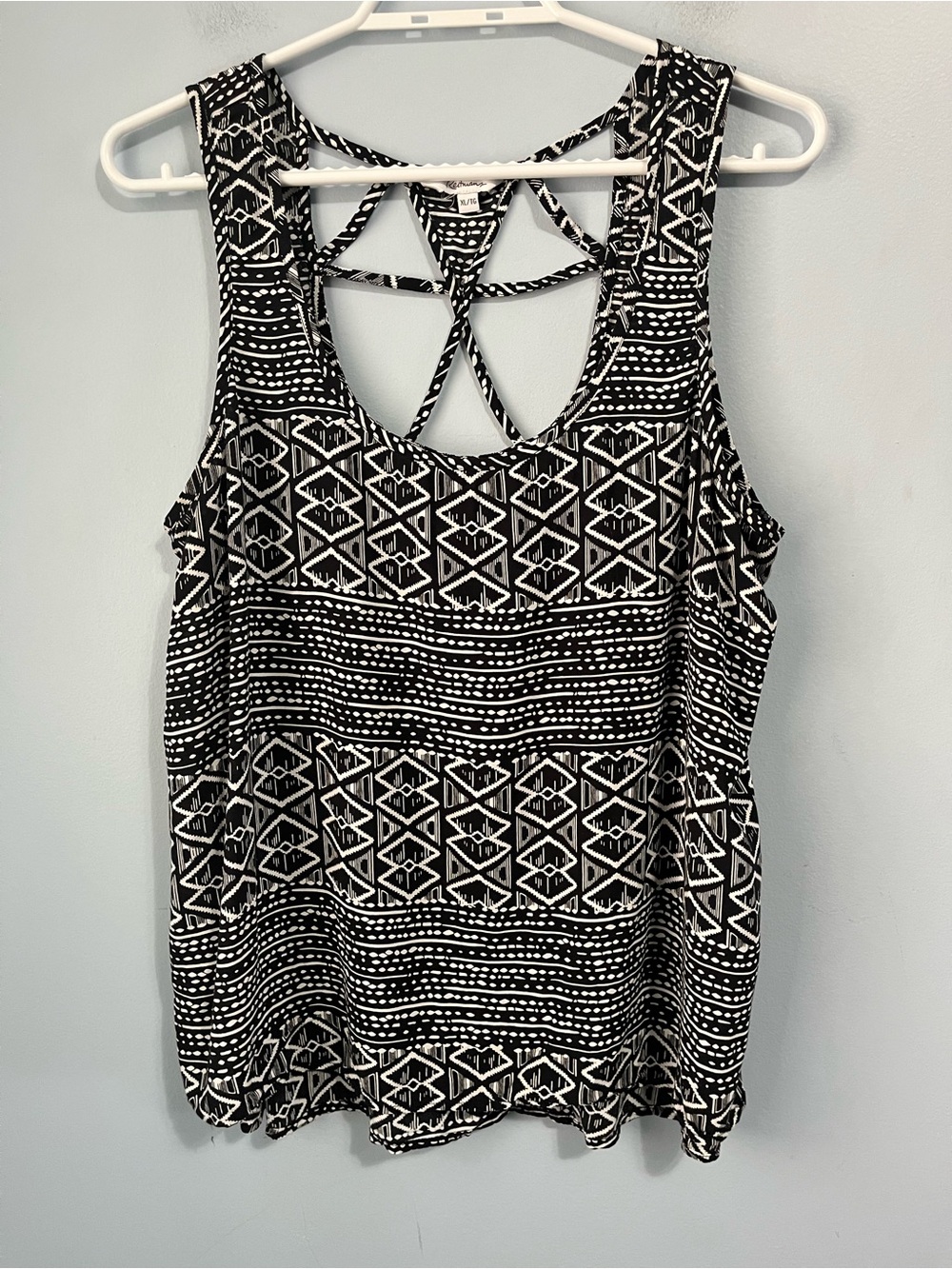 ✨ 3/$30 Reitmans Black & White Strappy Back Geometric Print Flowy Tank Size XL